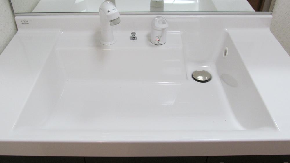 Wash basin, toilet. With easy-to-use shower function. Design is also beautiful and fashionable.