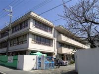 Primary school. Hatano to elementary school 640m