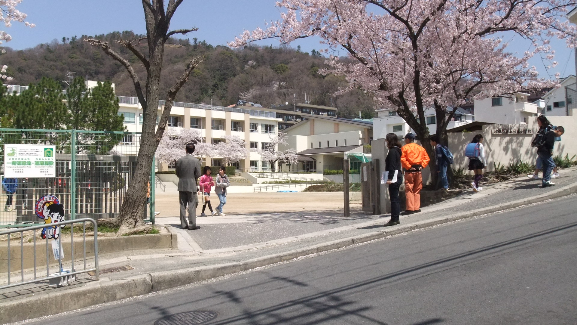 Primary school. Ikeda Municipal Satsukigaoka to elementary school (elementary school) 380m