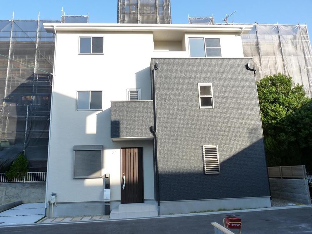 Local appearance photo. While in harmony with the streets around the stylish appearance of the tiled two-color, Claims where the claims ・  ・  ・ I guess It is such a feeling ・  ・  ・ House to be built in large site of the frontage, Again there is a presence.