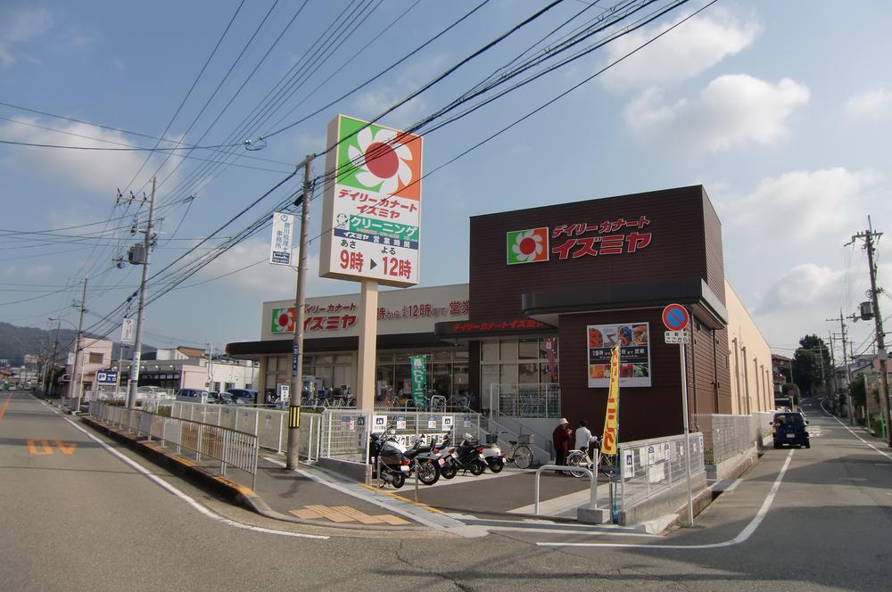 Supermarket. Convenient supermarket 160m day-to-day shopping to Izumiya