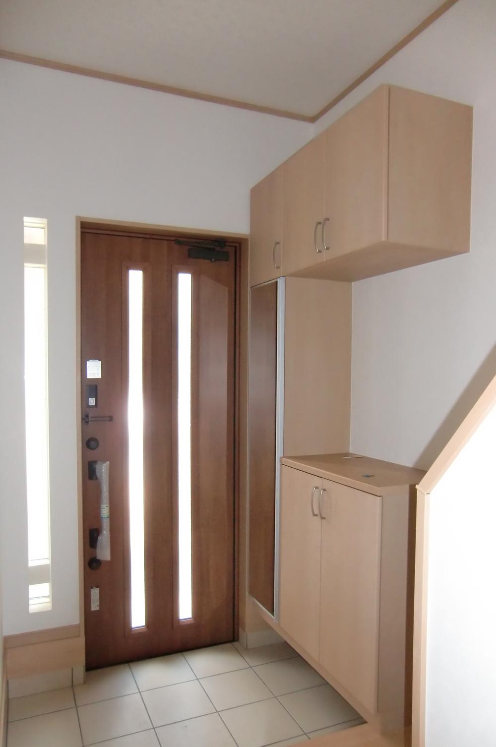 Entrance. Entrance with storage of the spacious entrance hall with a mirror (same specifications)