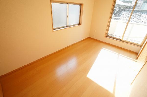 Non-living room. Western-style (All guestrooms dihedral daylighting. )