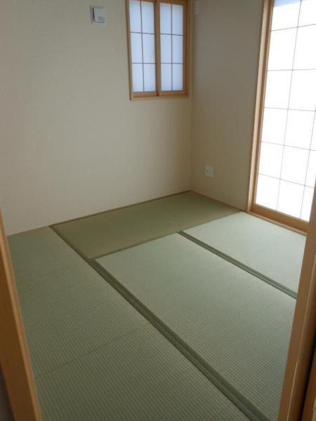 Non-living room.  ■ Japanese-style room ■  Also calms the mind the smell of tatami. Best for the drawing room.