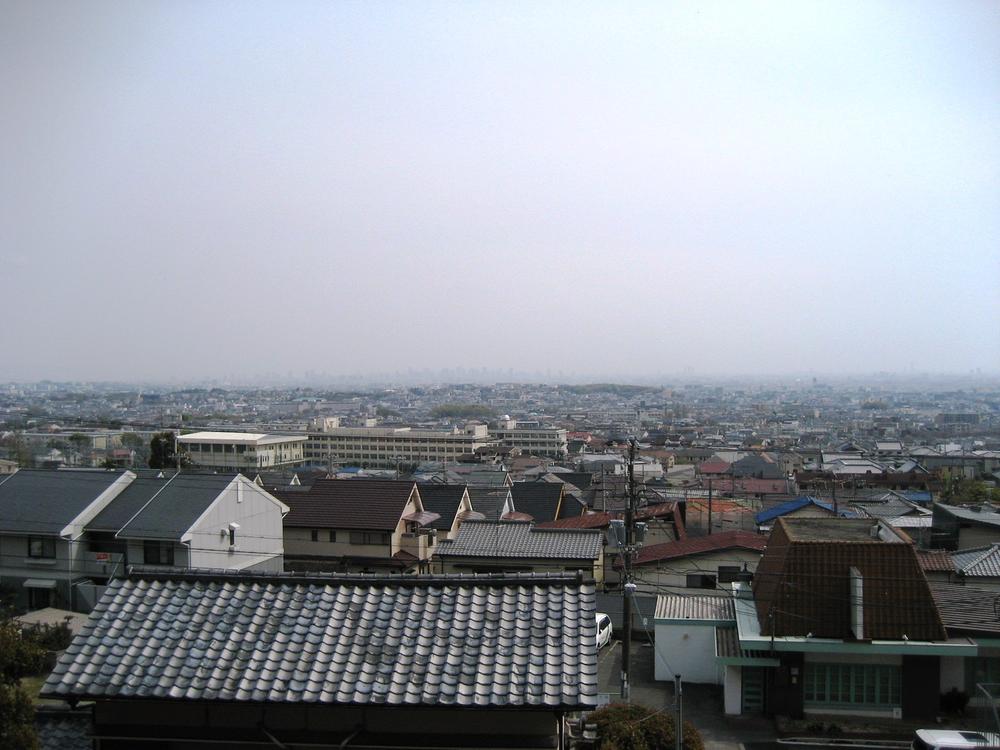 View photos from the dwelling unit. Because there is no high building, It is open-minded view.