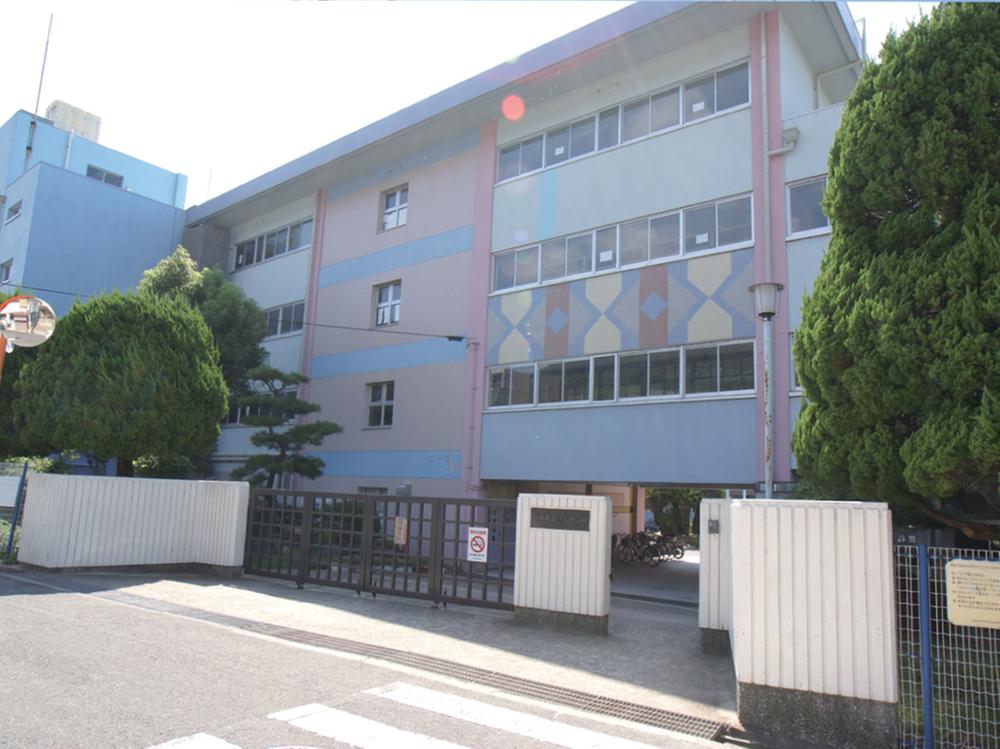 Junior high school. 910m until Ikeda City Shibuya junior high school