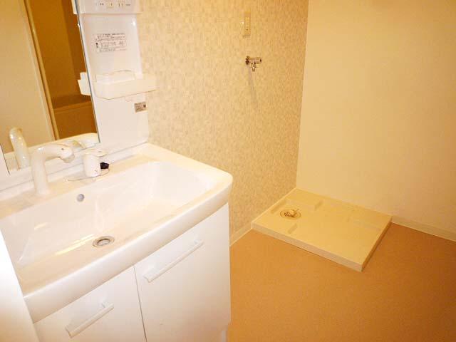 Wash basin, toilet. Shampoo dresser had made