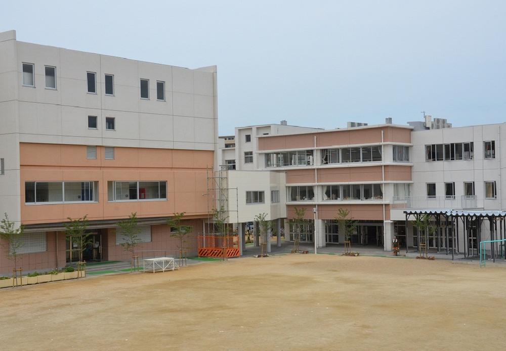 Primary school. 400m until Ikeda City Ikeda Elementary School