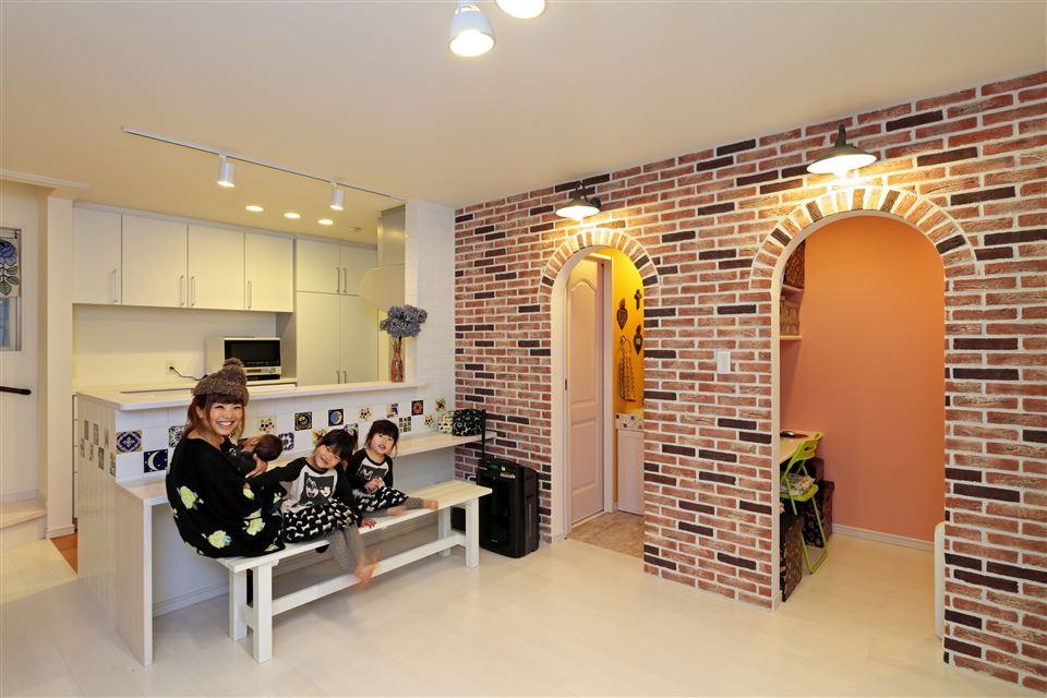 Building plan example (introspection photo).  [Our construction cases] Kitchen wall of the brick was accented ・ dining. Since the kitchen counter has also been set up table, It can also be serving as soon as freshly cooking. 