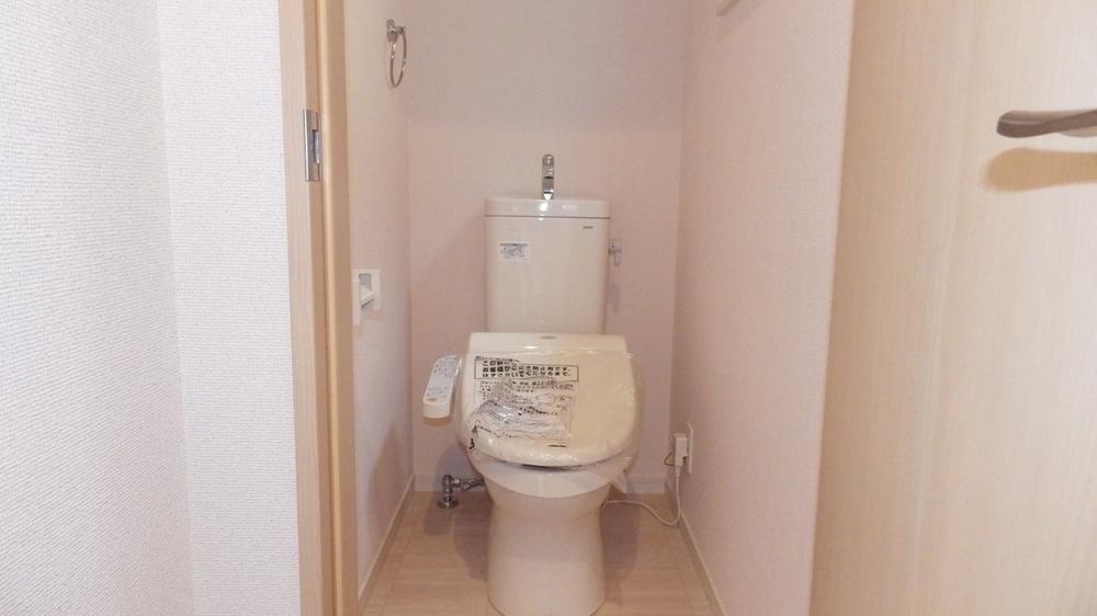 Toilet. Toilet 2F