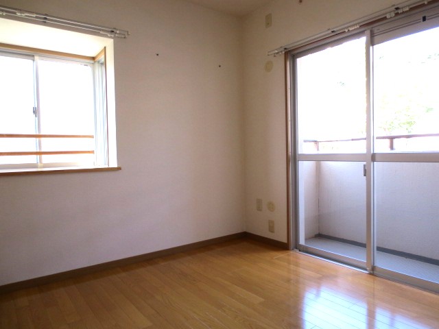 Living and room. Western-style 1 bay window, There is a balcony