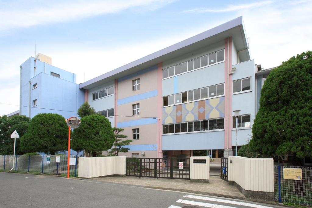 Junior high school. 958m until Ikeda City Shibuya junior high school (junior high school)