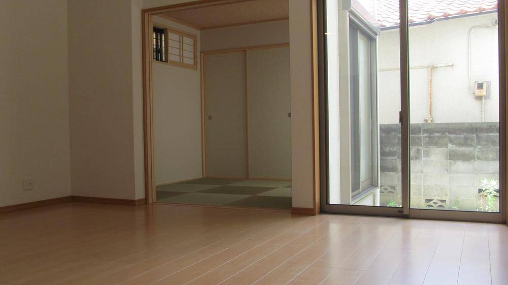 Living. Japanese-style room facing the living room. Japanese-style room is also the pun in the Ryukyu tatami of the spear is now