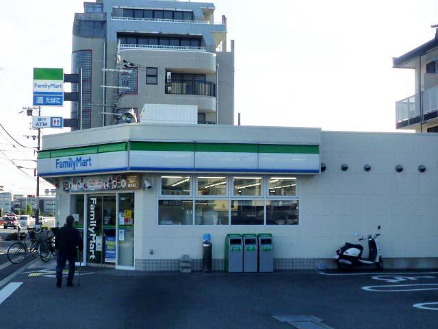 Convenience store. 402m to FamilyMart Ikeda Kanda shop