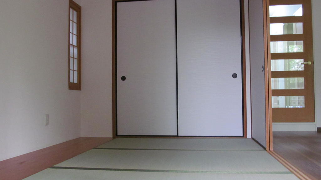 Other room space. Stylish Japanese-style rooms with plates