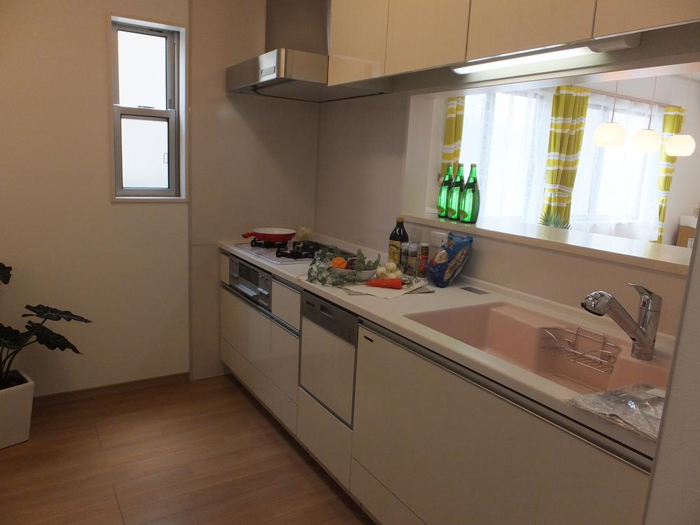 Kitchen. Bright and airy kitchen. Because the face-to-face you Hageme cooking while the conversation to see the face of the family (sale Models House)