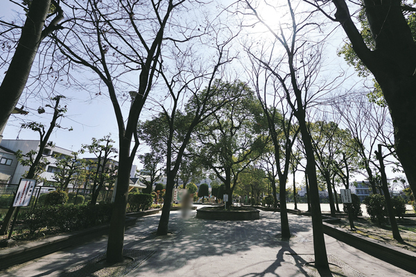 Surrounding environment. In the right next to the park, Away from the hustle and bustle of everyday, You can spend moments of kick back and have a good time while the rich green eyes (Photo: Ishibashi Station park / 1-minute walk ・ About 20m)