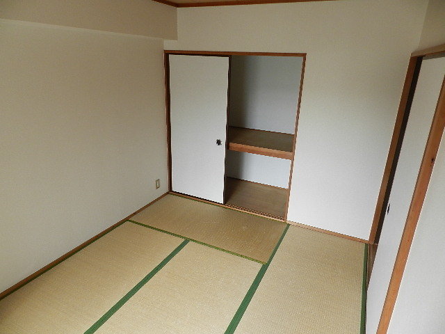 Living and room. There is a sense of open Japanese-style room