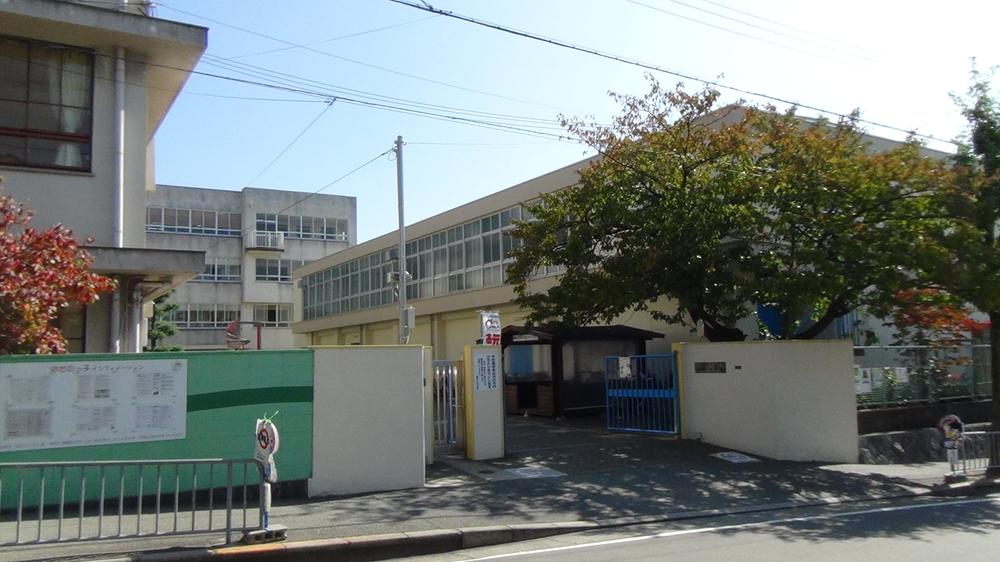 Primary school. Hatano to elementary school 450m