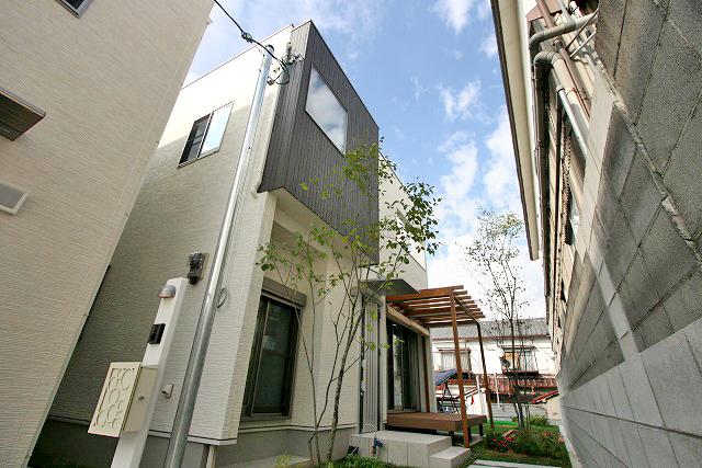 Local appearance photo. Because the entrance is not facing the main street, Quiet and a glance is the house that do not mind.