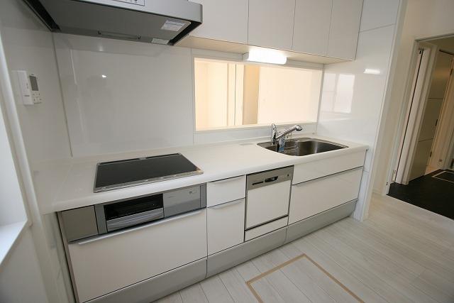 Kitchen. With built-in dishwasher