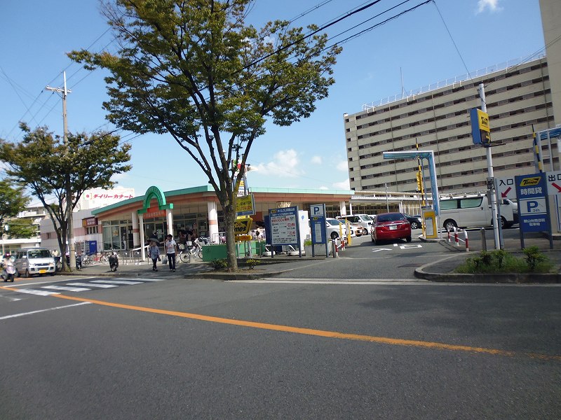 Supermarket. 402m until the Daily qanat Tsuruyamadai store (Super)