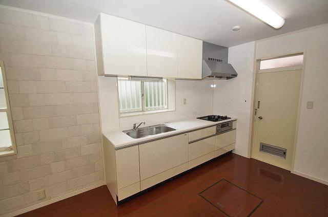 Kitchen. System kitchen had made Cross re-covered settled / Floor flooring re-covered settled