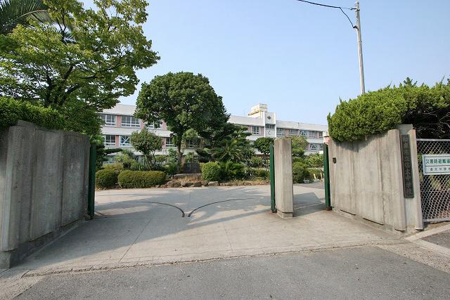 Junior high school. Shinta 1370m until junior high school