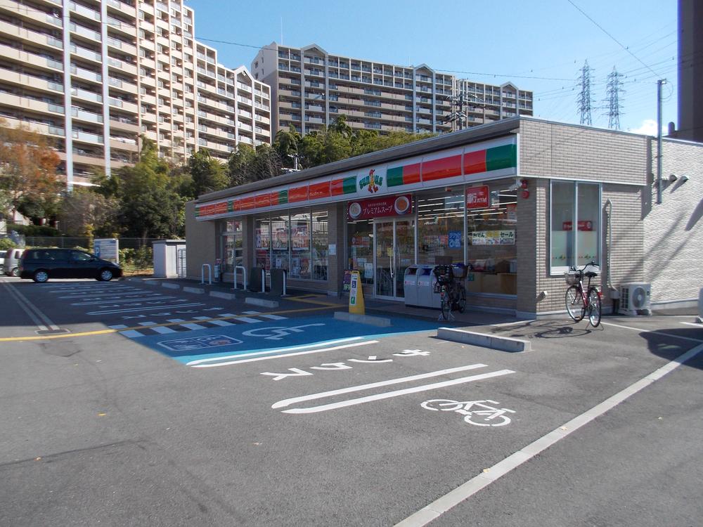 Convenience store. 890m until Thanksgiving Izumi Murodo shop