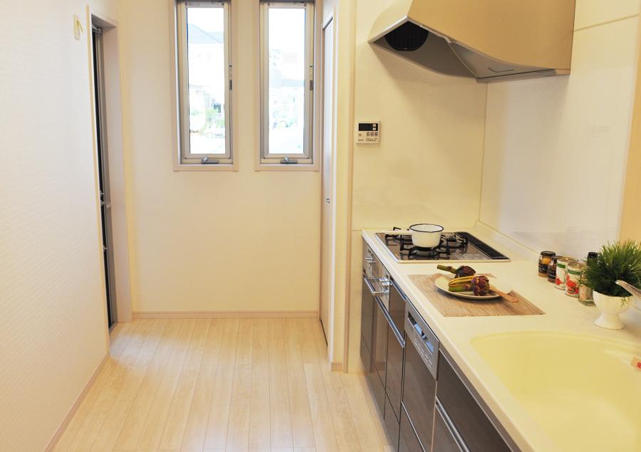 Kitchen. (No. 113 land local model house / 2013 November shooting)