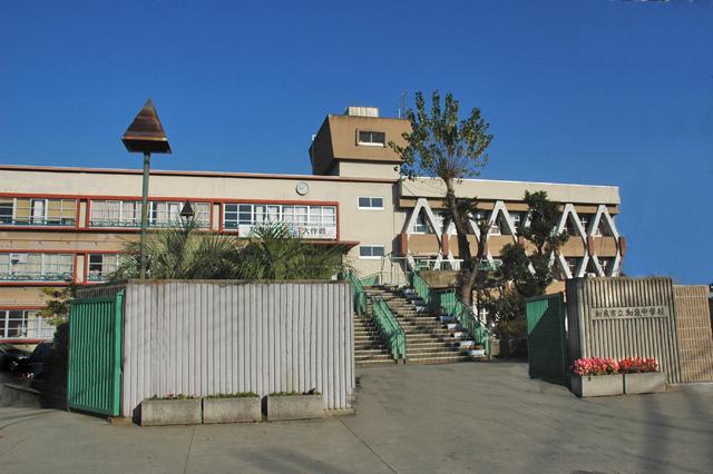 Junior high school. 410m until Izumi Junior High School