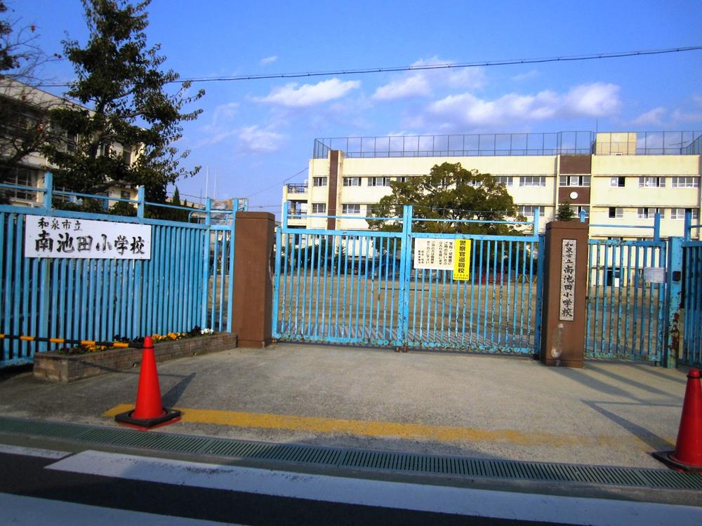 Primary school. 2400m to Izumi City Minami Ikeda Elementary School