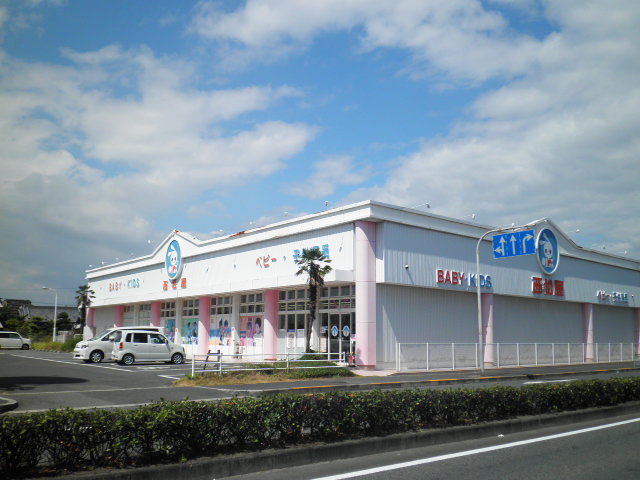 Shopping centre. Nishimatsuya Izumi shop until the (shopping center) 647m