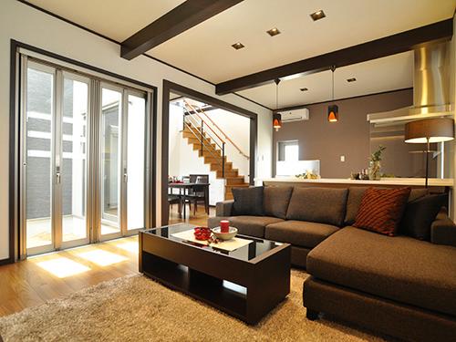 Living. In the center of the house, It arranged a courtyard with a symbol tree to symbolize the family ties, "the house that connects the tradition and the future.". (49 No. land model house)