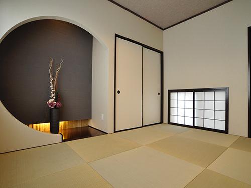 Non-living room. There is a modern alcove and Yukimi shoji with the image of the month, A full-fledged sum space.
