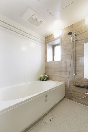 There is a window in the bathroom, Spend a refreshing bath time. Ya tub of shape to fit the body, Thermo floor to reduce the cold when you touch the floor with bare feet, Such as a gas hot-water bathroom heater dryer is equipped with
