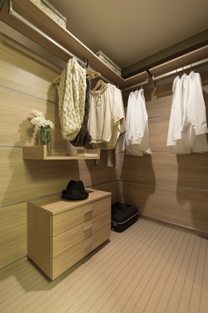 The master bedroom is, About 2 tatami large walk-in closet is provided. Of course, a couple of clothes, Well as small Ya bulky suitcase such as accessories, You can easy to see organized to storage