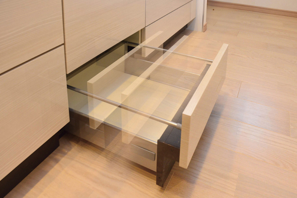 Kitchen.  [With soft-close slides storage] Even vigorously closed, Slowly to absorb the shock, Quietly closed soft-close function with slide storage has been adopted (same specifications) ※ Except spice rack