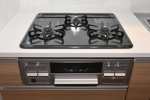 Kitchen.  [Three-necked enamel top stove] Easy to clean, Possible multiple of cooking at the same time. One side ware of the far-infrared grill is equipped with (same specifications)