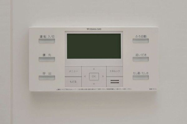 Bathing-wash room.  [Bathroom remote control] Hot water-covered automatically in hot water temperature set by one switch, And reheating (same specifications)