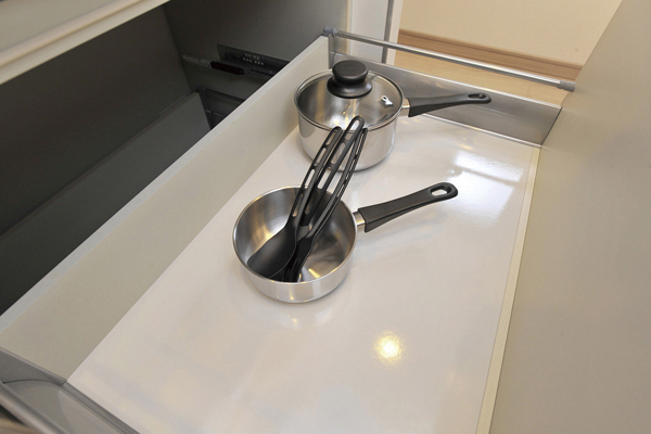 Kitchen.  [Enamel bottom plate] Not soak the dirt in the housing below the gas cabinet, Easy to clean, Enamel bottom plate excellent in durability has been adopted (same specifications)