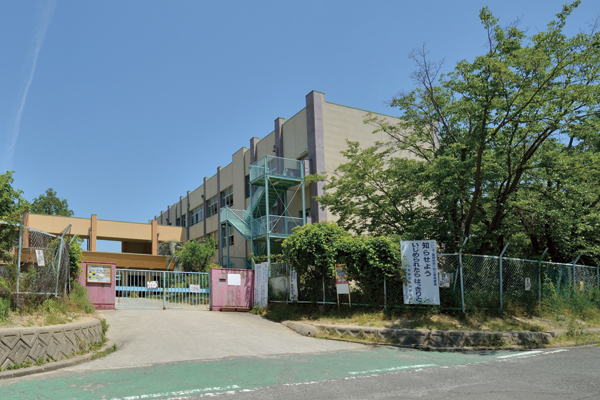 Surrounding environment. Municipal Midorigaoka elementary school (14 mins ・ Public school of about 1060m) Established 1973