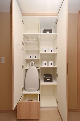  [Thing input (hallway storage)] The corridor, It has been installed those input come in handy something. It is convenient to use for storage, such as cleaning tools and a grocery stock seasonal products you use every day (Model Room A type)