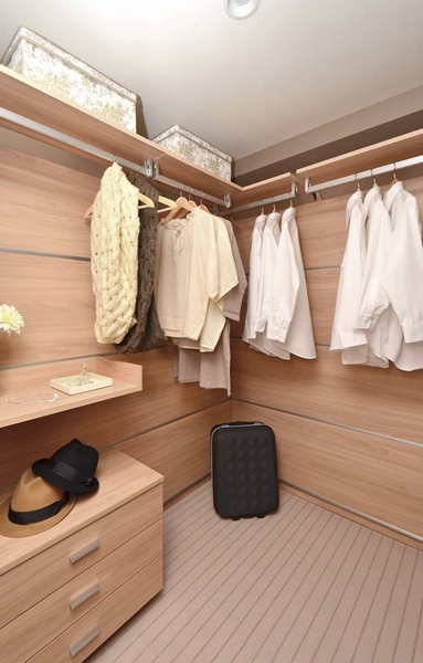  [Large capacity multi-closet] Family of clothing and miscellaneous goods, Bulky futons, etc., Multi closet that can store plenty to clean organize. It is the living room and can enter and exit from both the corridor functional (except for some type) (Photo model room A type)