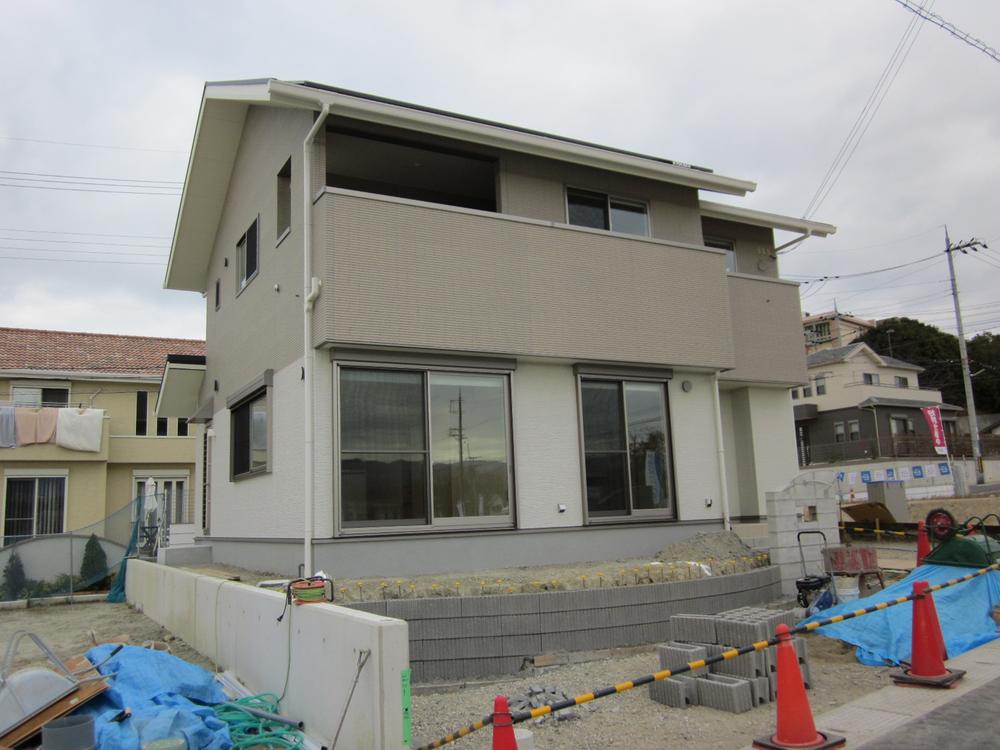 Local appearance photo. Local (12 May 2013) is in the shooting outside the structure construction.