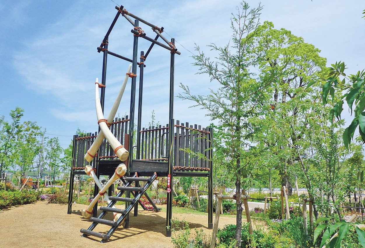 park. Exploration plaza located in the town that was established a Central Park fort playground equipment. We intend to become the hero of the story, Climb up the fort, Such as making a secret base, I want to play inflated imagination (the official name is "Yayoi No. 18 Park")