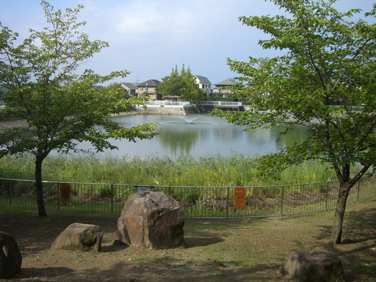 park. With a focus on pond with 560m fountain until the stone Tachihara park, It has also been installed colorful playground equipment