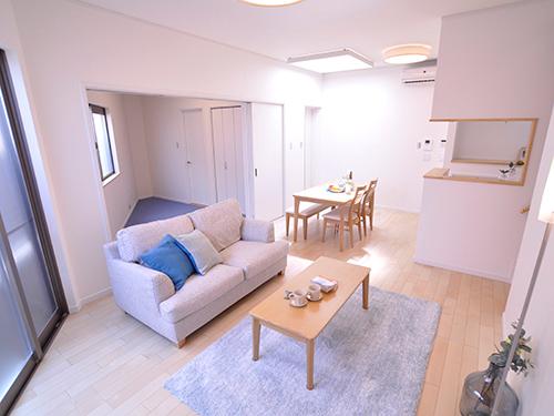 Living. Light pours from the provided was top light on the ceiling, Bright and airy LDK.