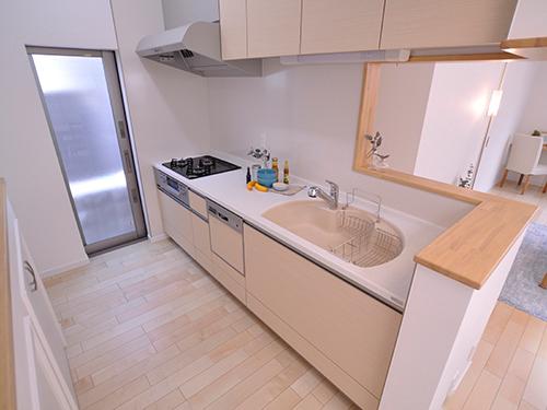 Kitchen. Semi-independent type kitchen was effective moderately blindfolded, You can focus on cooking without show behind the scenes even when the visitor.