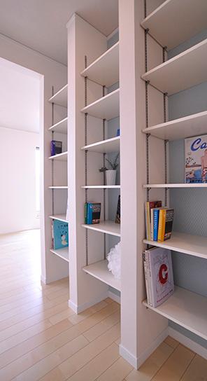 Non-living room. Library corner of built-in, which was effective use of space. Favorite books, DVD, If the layout accessories, etc. to their liking, Spread the joy of living.